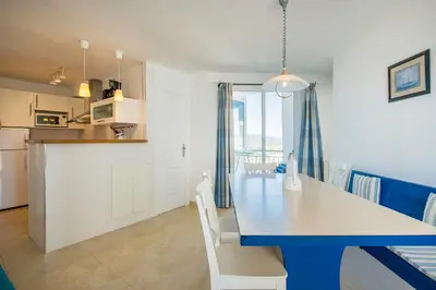 Una cocina o zona de cocina en Apartamento con vistas al mar en Platja d'Aro
