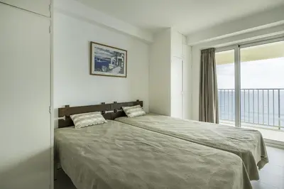 Cama o camas de una habitación en Apartamento en primera línea con espectaculares vistas al mar