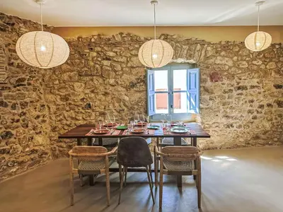 Un restaurante o sitio para comer en Holiday Home Can Caritat by Interhome