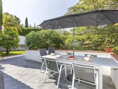 Jardín al aire libre en Holiday Home Julilou-2 by Interhome
