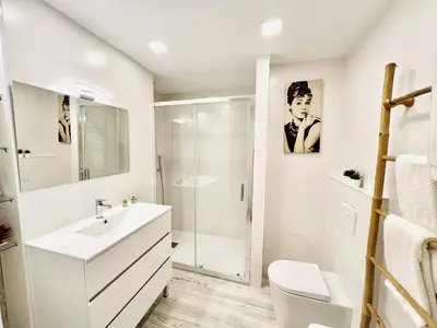 Un baño de WELCS APARTAMENTO 290 PDA con piscina y vistas