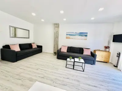 Una televisión o centro de entretenimiento en WELCS APARTAMENTO 290 PDA con piscina y vistas