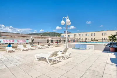 Piscina en o cerca de Apolo