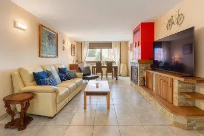 Una televisión o centro de entretenimiento en Catalunya Casas Beautiful villa just 25 km from the beach of Lloret de Mar