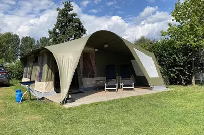 Jardín al aire libre en Glamlodge camping la masia