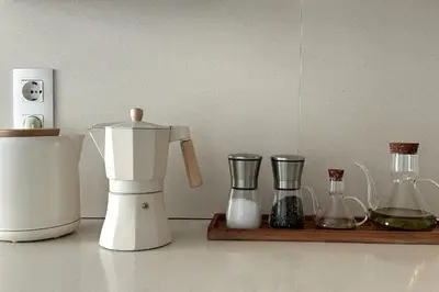 Utensilios para hacer té y café en LETS HOLIDAYS APARTMENT with POOL in QUIET AREA