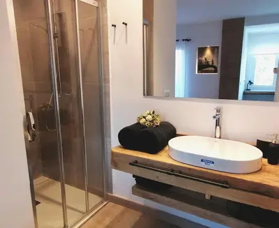 Un baño de Central 2 bedroom apartment with terrace