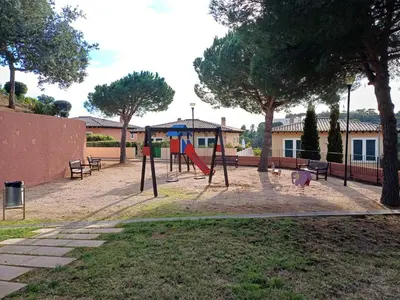 Zona de juegos infantil en Vistas mar Cala LLevado Tossa de Mar