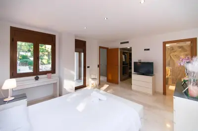 Una televisión o centro de entretenimiento en WELCS CASA 303 PDA con piscina privada