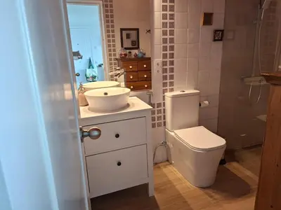 Un baño de apartamento con fantásticas vistas