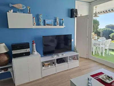 Una televisión o centro de entretenimiento en apartamento con fantásticas vistas