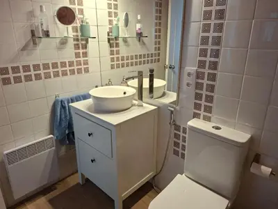 Un baño de apartamento con fantásticas vistas