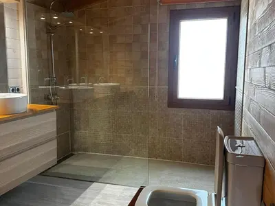 Un baño de Villa Wood Dreams – Villa de madera en Calonge, con jacuzzi y piscina privada - ES-209-95