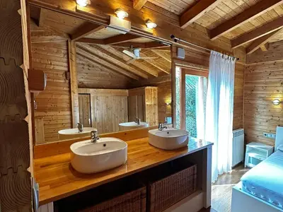 Un baño de Villa Wood Dreams – Villa de madera en Calonge, con jacuzzi y piscina privada - ES-209-95