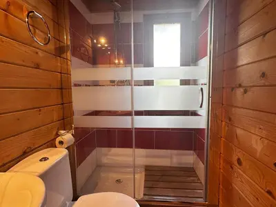 Un baño de Villa Wood Dreams – Villa de madera en Calonge, con jacuzzi y piscina privada - ES-209-95