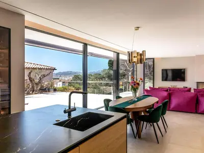 Una televisión o centro de entretenimiento en Costa Brava: Villa de lujo con piscina privada y eficiencia energética - ES-209-99