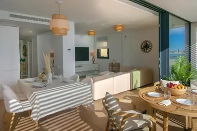 Una televisión o centro de entretenimiento en WELCS APARTAMENTO 306 PDA con piscina y vistas