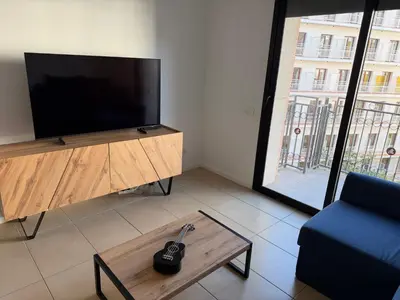 Una televisión o centro de entretenimiento en Ukulele Apartment Trimar with Swimming Pool & Parking