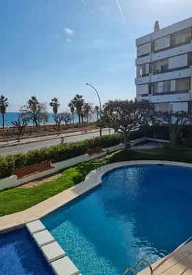 Piscina en o cerca de Voramar, Apartamento a primera línea de mar y con piscina