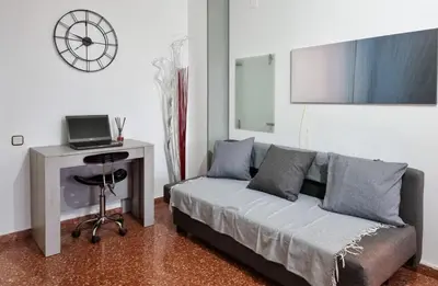 Una televisión o centro de entretenimiento en Voramar, Apartamento a primera línea de mar y con piscina