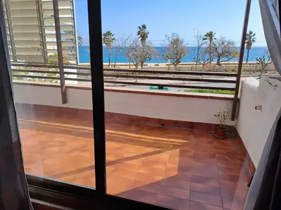 Un balcón o terraza de Voramar, Apartamento a primera línea de mar y con piscina