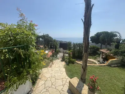 Jardín al aire libre en Casa con hermosas vistas a la costa
