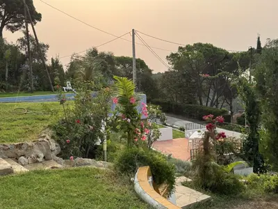 Jardín al aire libre en Casa con hermosas vistas a la costa