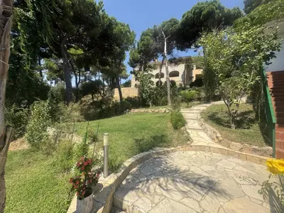 Jardín al aire libre en Casa con hermosas vistas a la costa