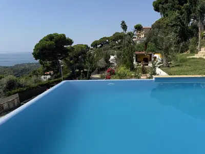 Piscina en o cerca de Casa con hermosas vistas a la costa