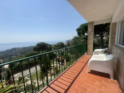 Un balcón o terraza de Casa con hermosas vistas a la costa