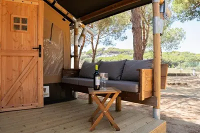 Un patio o zona al aire libre en El Glamp Internacional Palamos