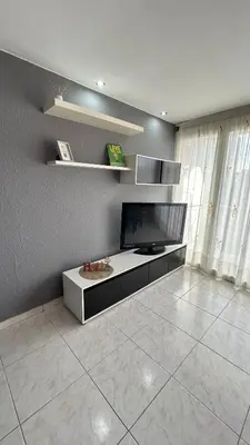 Una televisión o centro de entretenimiento en Apartment 2 line to the sea