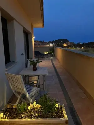 Un balcón o terraza de Fenals Beach Penthouse