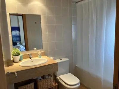 Un baño de Fenals Beach Penthouse