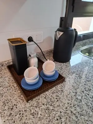 Utensilios para hacer té y café en Fenals Beach Penthouse