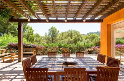 Jardín al aire libre en Large vacation home in Sa Tuna, 6 bedrooms