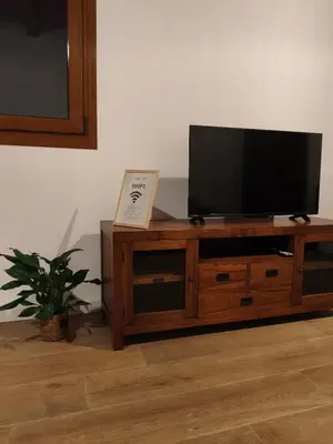 Una televisión o centro de entretenimiento en La Caseta del Ter