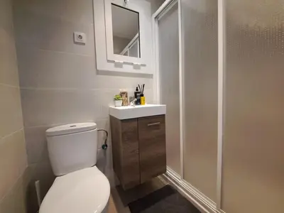 Un baño de Apartamento tipo estudio con piscina en Blanes