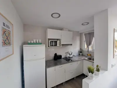 Una cocina o zona de cocina en Apartamento tipo estudio con piscina en Blanes