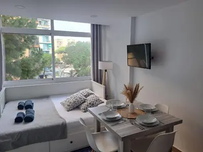 Una televisión o centro de entretenimiento en Apartamento tipo estudio con piscina en Blanes
