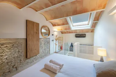 Cama o camas de una habitación en Luxurious Barri Vell House - Heart of the Old Town