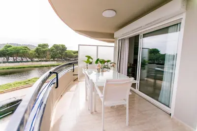 Plano de Beachfront sea view, 75m size and parking