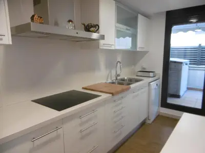 Una cocina o zona de cocina en Amplio apartamento con piscina y aire acondionado
