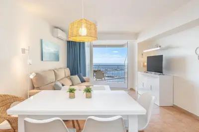 Una televisión o centro de entretenimiento en Apartamento frente al mar con terraza en Palamós
