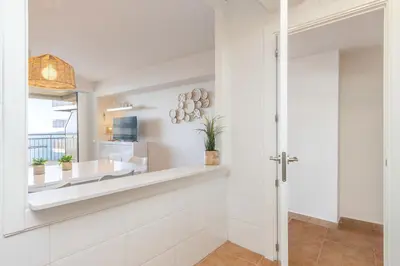 Una televisión o centro de entretenimiento en Apartamento frente al mar con terraza en Palamós