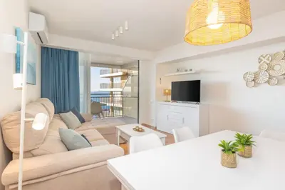 Una televisión o centro de entretenimiento en Apartamento frente al mar con terraza en Palamós