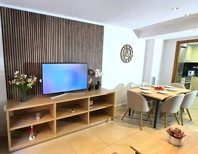 Una televisión o centro de entretenimiento en NEXTHOME Chill Out & Pool City Center
