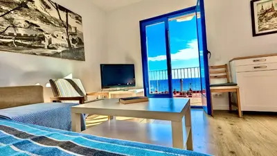 Una televisión o centro de entretenimiento en EVH122 Apartamento con vistas al mar