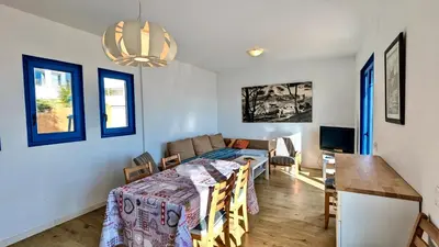 Una televisión o centro de entretenimiento en EVH122 Apartamento con vistas al mar