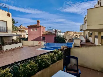 Un balcón o terraza de EVH123 Casa adosada con piscina comunitaria